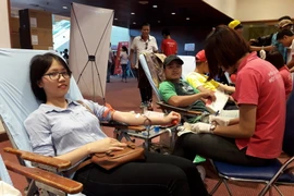 Các tình nguyện viên tham gia hiến máu tại ngày hội. (Ảnh: Thùy Giang/Vietnam+)