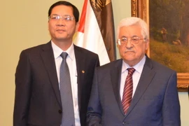 Đại sứ Đỗ Hoàng Long và Tổng thống Mahmoud Abbas tại lễ trình Thư ủy nhiệm. (Ảnh: Nguyễn Trường/TTXVN)