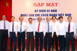 Thủ tướng Nguyễn Xuân Phúc chụp ảnh chung với các đại biểu tại buổi gặp mặt. (Ảnh: Thống Nhất/TTXVN)