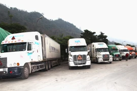 Hàng trăm xe container đang ùn tắc tại Cửa khẩu Quốc tế Thanh Thủy. (Ảnh: Minh Tâm/TTXVN)