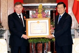 Chủ tịch nước Trương Tấn Sang trao Huân chương Hữu nghị cho ông Mikhailovich Lebedev, Chánh án Tòa án tối cao Liên bang Nga. (Ảnh: Phạm Kiên/TTXVN)