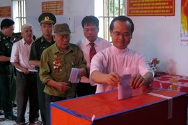 Cử tri Nam Định đi bầu cử. (Ảnh: Văn Đạt/TTXVN)