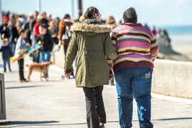 Một phụ nữ bị thừa cân béo phì (phải) tại Berck-sur-Mer (Pháp) ngày 12/4. (Nguồn: AFP/TTXVN)
