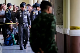 Cảnh sát điều tra tại hiện trường vụ nổ ở ga Hua Lamphong, Bangkok ngày 11/5. (Nguồn: EPA/TTXVN)