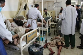 Chữa trị cho các nạn nhân bị thương trong vụ đánh bom ở tỉnh Takhar, Afghanistan ngày 20/6. (Nguồn: AFP/TTXVN)