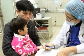 Khám chữa bệnh chop trẻ em trong những ngày rét đậm. Ảnh minh họa. (Ảnh: Dương Ngọc/TTXVN)