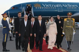 Bộ trưởng Nội các Iran đón Chủ tịch nước Trương Tấn Sang tại sân bay quốc tế Mehrabad ở thủ đô Tehran. (Ảnh: Nguyễn Khang/TTXVN)