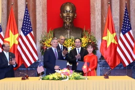 Chủ tịch nước Trần Đại Quang và Tổng thống Hoa Kỳ Barack Obama chứng kiến Lễ ký hợp đồng đặt mua 100 máy bay Boeing giữa VietjetAir (Việt Nam) với Boeing (Hoa Kỳ). (Ảnh: Nhan Sáng/TTXVN)