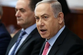 Thủ tướng Benjamin Netanyahu (phải) chủ trì cuộc họp nội các tại Jerusalem ngày 24/7. (Nguồn: AFP/TTXVN)