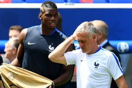 Huấn luyện viên Didier Deschamps và tiền vệ Paul Pogba trong buổi tập ở sân Parc Olympique Stadium, Lyon, ngày 25/6. (Nguồn: AFP)