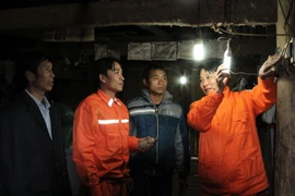 Công nhân điện lực Lai Châu lắp mới bóng đèn cho các hộ dân vùng cao Lai Châu. (Ảnh: Nguyễn Duy/TTXVN)