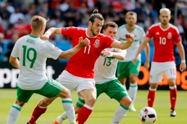 Gareth Bale (giữa) đi bóng trước các cầu thủ Bắc Ireland. (Nguồn: EPA/TTXVN)