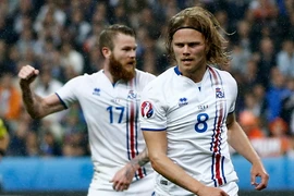 Cầu thủ Birkir Bjarnason (phải) ăn mừng khi ghi bàn rút ngắn tỷ số xuống 2-5 cho Iceland vào lưới đội tuyển Pháp. (Nguồn: EPA/TTXVN)