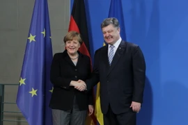 Thủ tướng Đức Angela Merkel và Tổng thống Ukraine Petro Poroshenko. (Ảnh: Mạnh Hùng/Vietnam+)