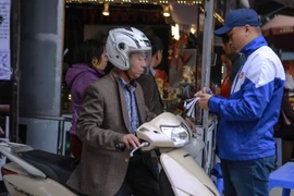 Các tình nguyện viên ghi vé từ 7 giờ 30 sáng đến 22 giờ tối. (Ảnh: Hà My/TTXVN phát)