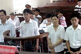 Các bị cáo tại phiên tòa sơ thẩm. (Ảnh: Lê Đức Hoảnh/TTXVN)