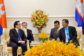 Chủ tịch CPP, Thủ tướng Campuchia Hun Sen tiếp ông Hoàng Bình Quân, Đặc Phái viên của Tổng Bí thư. (Ảnh: Xuân Khu/Vietnam+)