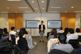 Anh Võ Hiển giới thiệu về World Class CV tại buổi tọa đàm. (Ảnh: Lê Phương/Vietnam+)