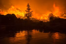 Cháy rừng kinh hoàng ở Santa Clarita, California, Mỹ ngày 23/7. (Nguồn: AFP/TTXVN)
