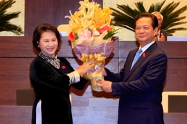 Chủ tịch Quốc hội Nguyễn Thị Kim Ngân tặng hoa Thủ tướng Nguyễn Tấn Dũng sau khi được Quốc hội thông qua Nghị quyết miễn nhiệm chức vụ Thủ tướng Chính phủ. (Ảnh: Thống Nhất/TTXVN)