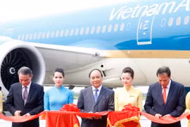 Thủ tướng Nguyễn Xuân Phúc cắt băng khai trương đường bay của Vietnam Airlines tại Cảng hàng không quốc tế Cát Bi- Hải Phòng. (Ảnh: Thống Nhất/TTXVN) 