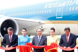 Thủ tướng Nguyễn Xuân Phúc cắt băng khai trương đường bay của Vietnam Airlines tại Cảng hàng không quốc tế Cát Bi- Hải Phòng. (Ảnh: Thống Nhất/TTXVN) 