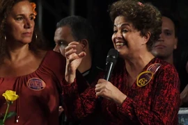 Cựu Tổng thống Brazil Dilma Rousseff (ảnh, phải) xuất hiện tại buổi míttinh vận động cho cuộc bầu cử tại địa phương sẽ diễn ra vào ngày 2/10 tới ở thành phố Rio de Janeiro. (Nguồn: AFP/TTXVN)