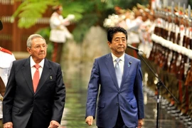 Chủ tịch Cuba Raul Castro và Thủ tướng Shinzo Abe duyệt đội danh dự trong lễ đón chính thức. (Ảnh: Vũ Lê Hà/TTXVN)