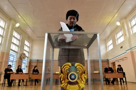 Cử tri Kazakhstan bỏ phiếu tại một địa điểm bầu cử ở thành phố Baikonur. (Nguồn: AFP/TTXVN)