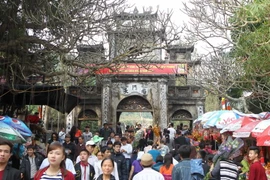 Du khách thập phương trong ngày khai hội chùa Hương 2015. (Ảnh: Quốc Khánh/TTXVN)