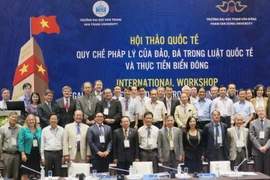 Các đại biểu tham dự hội thảo chụp ảnh lưu niệm. (Ảnh: Tiên Minh/TTXVN)