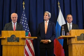 Ngoại trưởng Mỹ John Kerry (giữa), Ngoại trưởng Nga Sergei Lavrov (phải) và Đặc phái viên Liên hợp quốc về Syria Staffan de Mistura trong cuộc họp báo về tình hình Syria ở Geneva, Thụy Sĩ ngày 10/9. (Nguồn: THX/TTXVN)