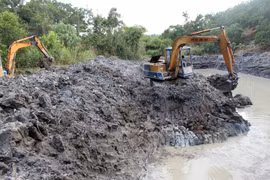 Đào hồ tích nước ở Lâm Đồng. (Ảnh: Phạm Kha/TTXVN)