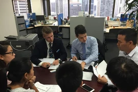 Hai thám tử thuộc Sở cảnh sát bang NSW đến lấy lời khai, thông tin từ đại diện Vietnam Airlines, Chủ tịch VDS và các du học sinh tại Văn phòng Vietnam Airlines ở Sydney. (Ảnh: Khánh Linh/Vietnam+) 