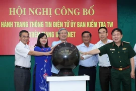 Ông Trần Quốc Vượng và lãnh đạo Ủy ban Kiểm tra Trung ương thực hiện nghi thức ấn nút khai trương trang thông tin điện tử. (Ảnh: Phương Hoa/TTXVN)
