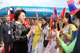 Chủ tịch Quốc hội Nguyễn Thị Kim Ngân tại sân bay quốc tế Vientiane, ngày 26/9. (Ảnh: Trọng Đức/ TTXVN)