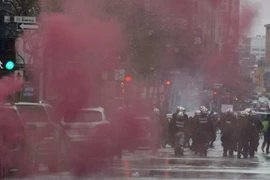Cảnh sát được huy động trong cuộc đụng độ với người biểu tình ở Montreal. (Nguồn: montrealgazette.com)