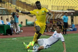 Pha tranh bóng giữa cầu thủ hai đội. (Ảnh: Thanh Tùng/TTXVN)