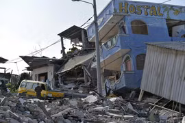 Hiện trường đổ nát sau trận động đất 7,8 độ Richter ở Portoviejo, Ecuador, ngày 19/4. (Nguồn: AFP/TTXVN)