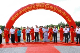 Thủ tướng Nguyễn Tấn Dũng và các đại biểu thực hiện nghi thức cắt băng Lễ thông xe đường Hồ Chí Minh. (Ảnh: Doãn Tấn/TTXVN) 