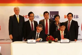 Lãnh đạo ADB và HDBank tham gia ký kết. (Ảnh: Trần Việt/TTXVN)