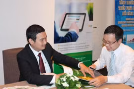 Khách hàng làm việc tại OCB. (Nguồn: OCB)