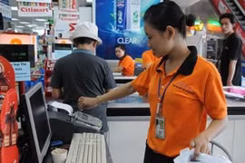 Khách hàng quẹt thẻ tại siêu thị. (Nguồn: NAPAS)