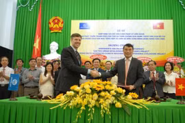 Thống đốc Ngân hàng Nhà nước Lê Minh Hưng và ông Achim Fock, Quyền Giám đốc Quốc gia WB Việt Nam ký kết Hiệp định. (Nguồn: Ngân hàng Nhà nước) 
