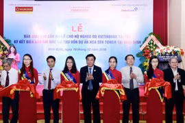 Các đại biểu cắt băng bàn giao 200 căn nhà ở cho hộ nghèo. (Nguồn: VietinBank)