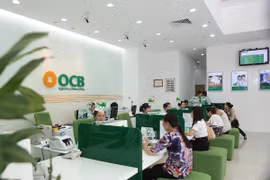 Khách hàng giao dịch tại OCB. (Nguồn: OCB)