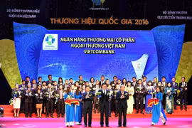 Lãnh đạo Vietcombank nhận giải từ ban tổ chức. (Nguồn: Vietcombank)