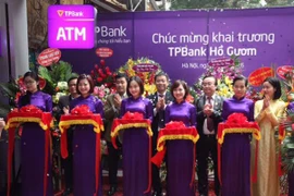 Lãnh đạo TPBank cắt băng khai trương phòng giao dịch mới. (Nguồn: TPBank)