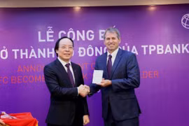 Ông Đỗ Minh Phú (bên trái), Chủ tịch HĐQT TPBank trao sổ cổ đông cho đại diện IFC. (Nguồn: TPBank)