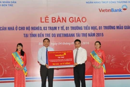 Ông Nguyễn Văn Thắng - Chủ tịch HĐQT VietinBank trao tài trợ cho tỉnh Bến Tre. (Nguồn: VietinBank)